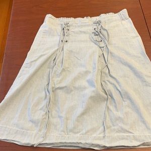 Short light denim skirt with back zipper pre owned good condition